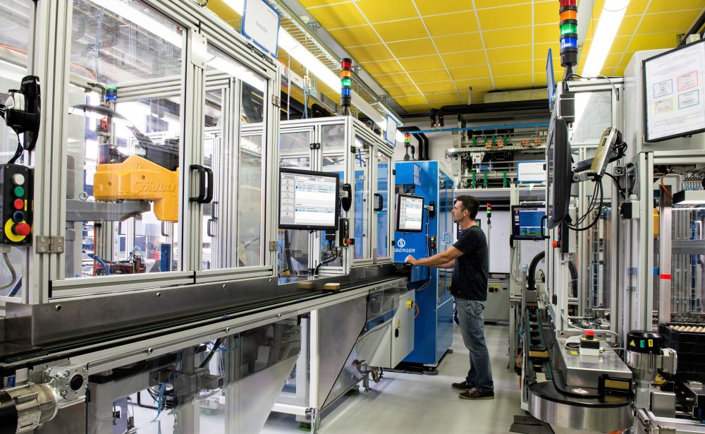 Automatisierte Produktionszelle: Das MES steuert auch die Zylinderinsertfertigung. (Bild: dormakaba Holding AG)