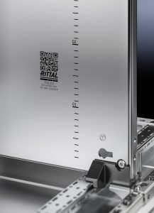 Alle Flachteile des VX25 sind mit einem QR-Code versehen. Damit lassen sich einzelne Teile des Schaltschranks einem bestimmten Projekt zuordnen. (Bild: Rittal GmbH & Co. KG)
