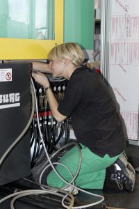 Servicetechnikerin bei Arbug (Bild: Arburg GmbH + Co. KG)