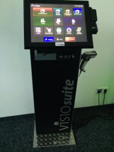 Senor-System auf Standfuß mit Handscanner und Visiotime (Bild: Softwork GmbH und Co. KG)