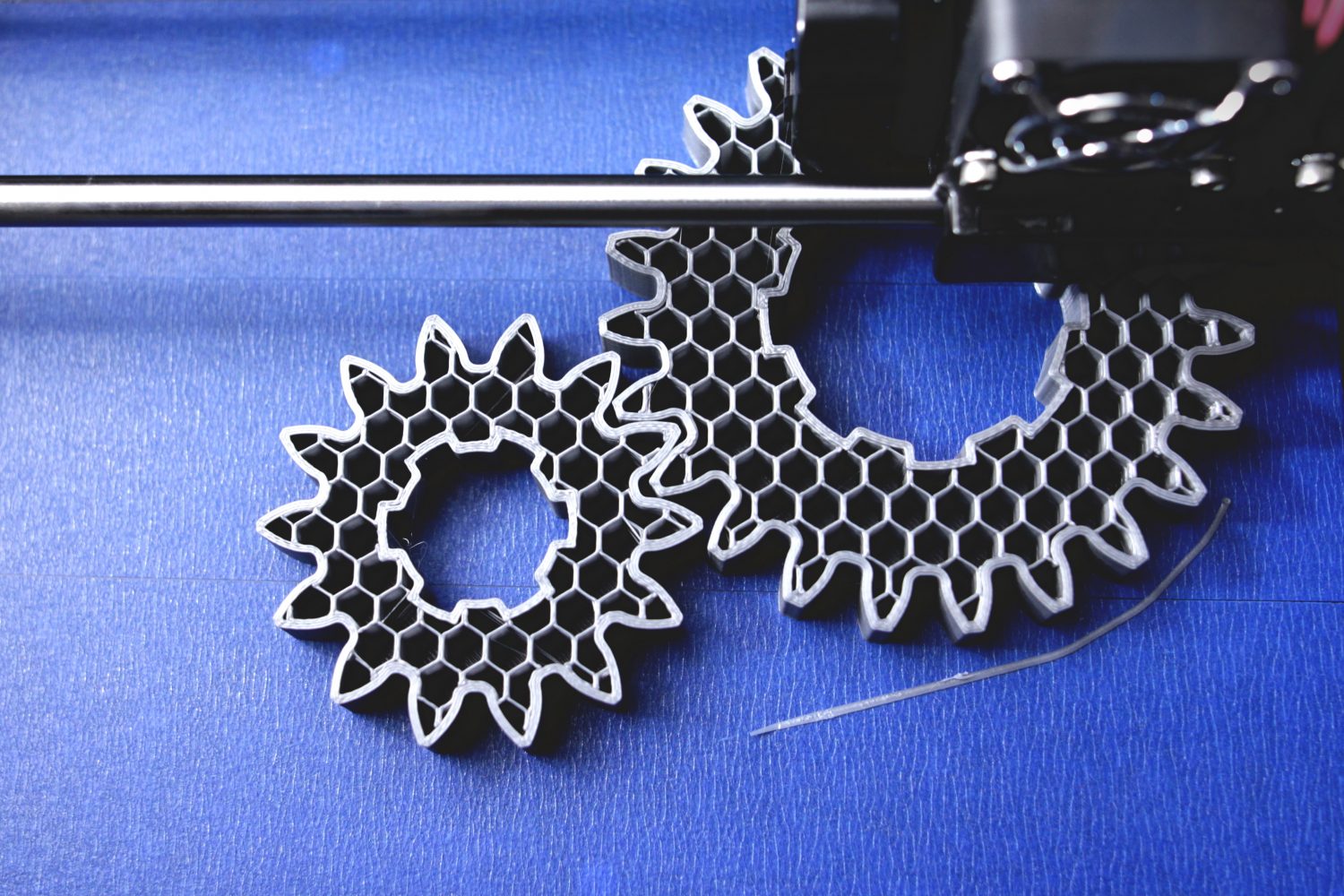 Bauteile aus dem 3D-Drucker können ungewohnte Kombinationen von Funktionalität erzielen. Dies sollte in Kosten/Nutzen-Berechnungen einfließen.  (Bild: ©Roman/stock.adobe.com)