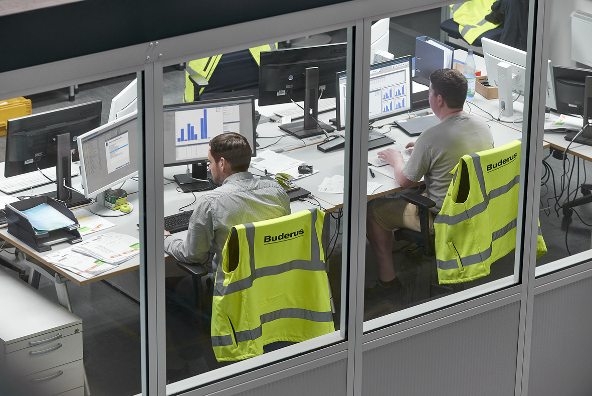 Ein Logistik-Mitarbeiter prüft den Status der Auftragsabarbeitung (Bild: Bosch Rexroth AG)