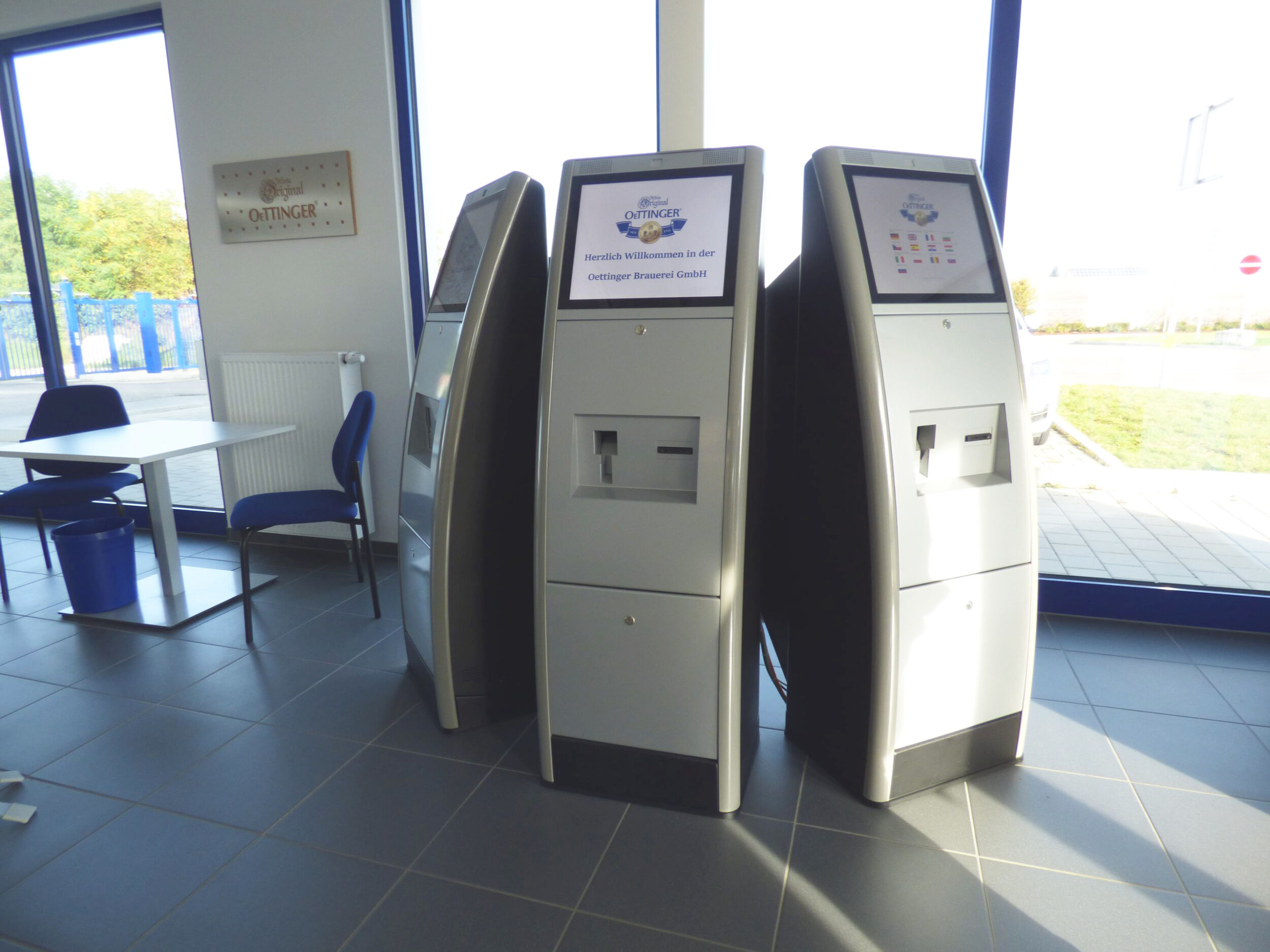 Die drei Check-in-Terminals im Eingangsbereich bedienen die zahlreichen Besucher. (Bild: Digital Zeit GmbH)