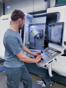 Maschinenbediener Peter Voorsluis fertigt auf der CTX Beta 800 TC medizintechnische Instrumente und Bauteile für Röntgenröhren. (Bild: DMG MORI Global Marketing GmbH)
