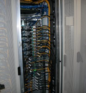 Der Bayreuther Supercomputer btrzx4 besteht aus miteinander verbundenen Rechenknoten in speziellen Serverracks. (Bild: Universität Bayreuth)