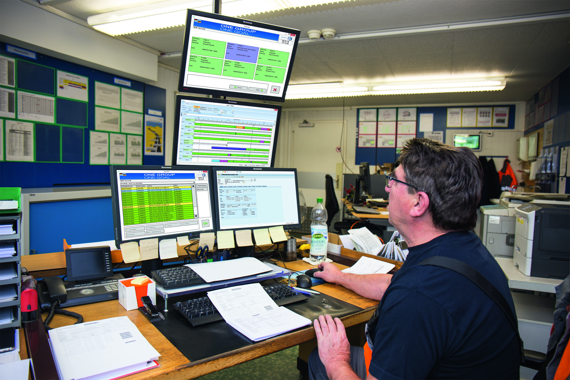 In der Fertigungsleitzentrale bei Steeltec behält der Fertigungsplaner mit dem MES-Modul Online-Monitoring und dem MDE Live-Zugriff die 50 Anlagen im Werk Emmenbrücke im Blick. (Bild: Proxia Software AG)