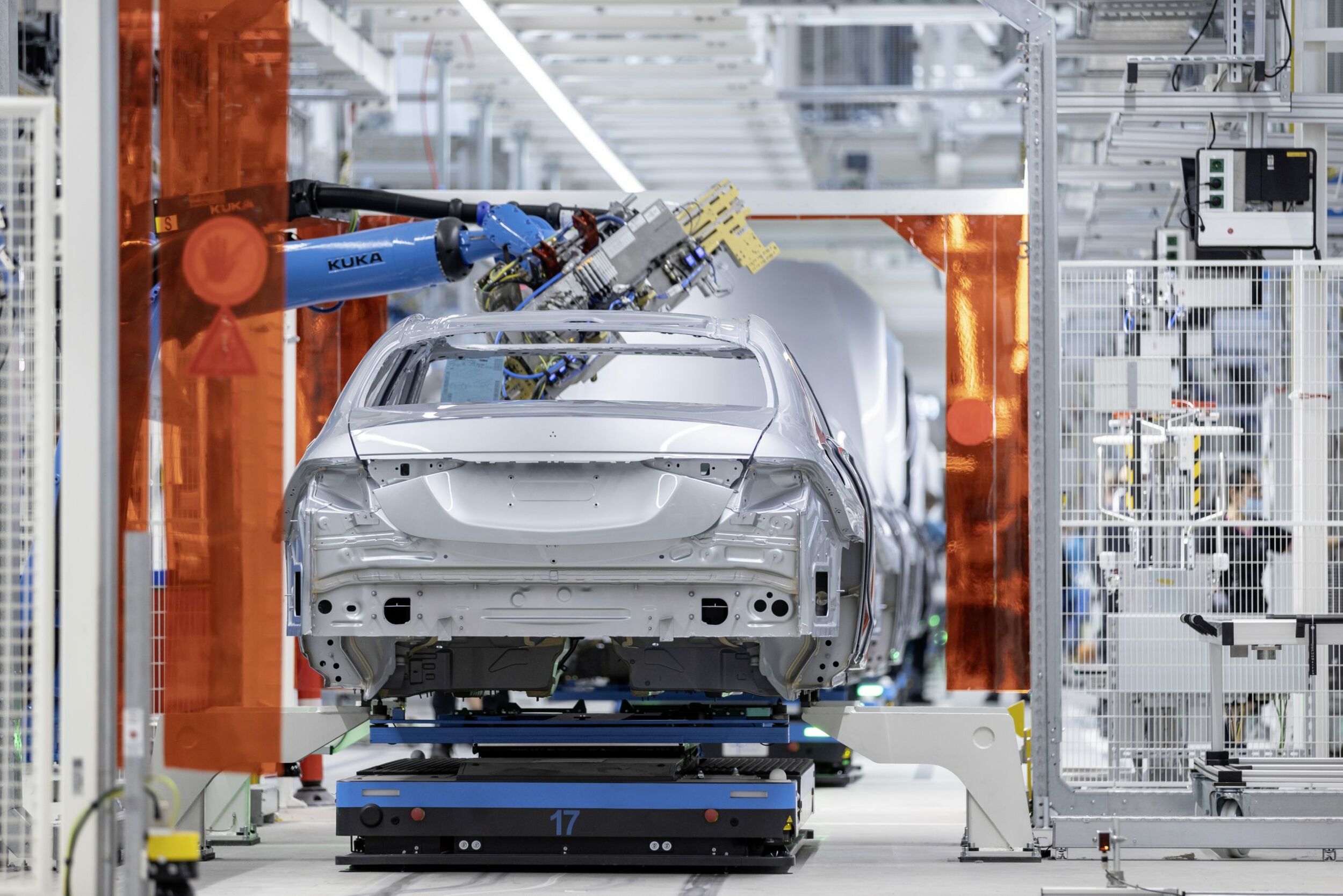 Eine PKW-Karosse wird auf einem Vision E - FTF von DPM in eine Roboterzelle eingefahren (Bild: Mercedes-Benz AG)