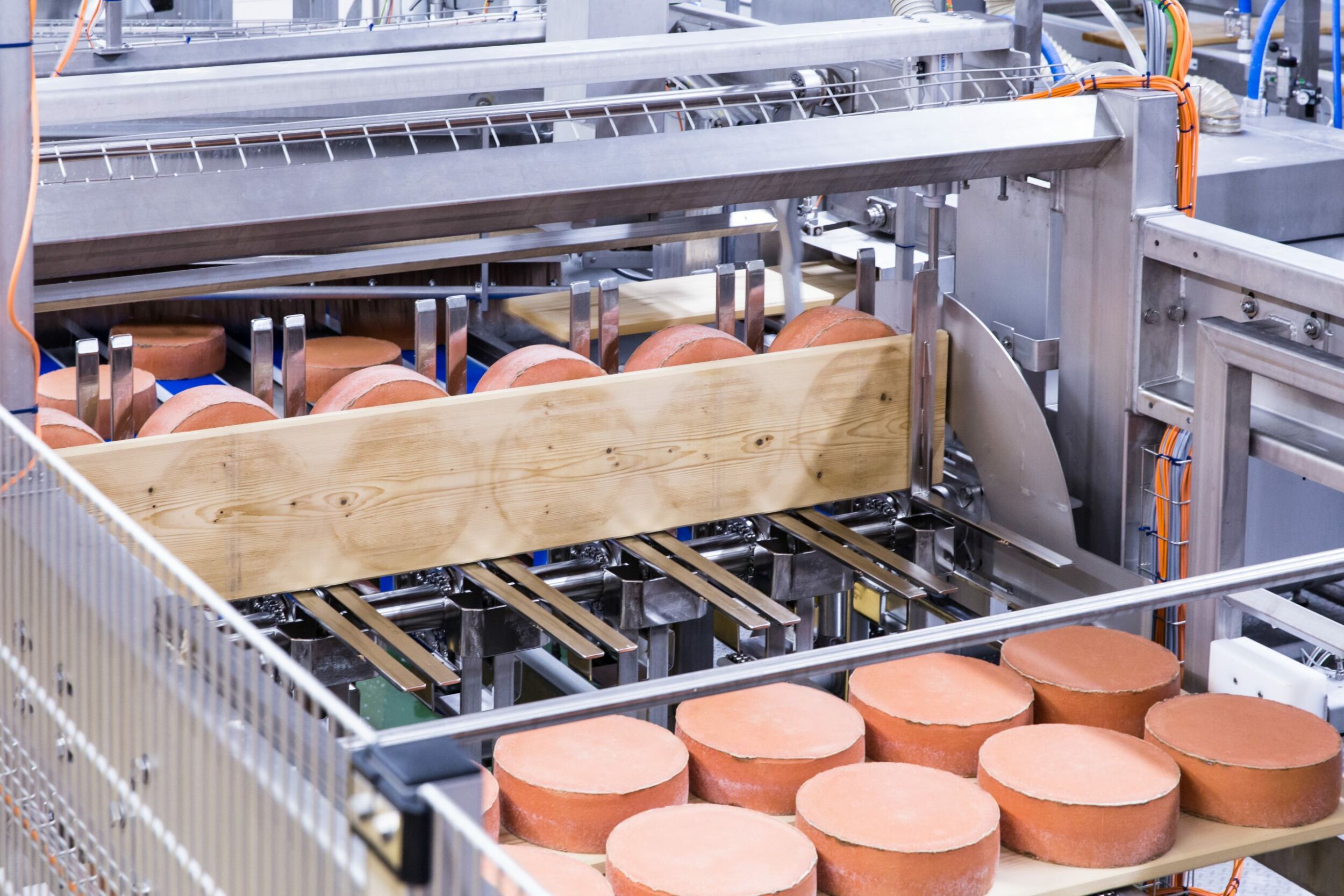 Die Käsepflegeanlage automatisiert komplexe Aufgaben in einer österreichischen Großkäserei. (Bild: SwissDrives AG)