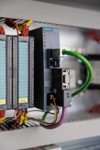 Das Industrial IoT Gateway Simatic CC716 unterstützt die Anbindung über Industrial Ethernet oder die Profibus-/MPI-Schnittstelle. (Bild: Siemens AG)