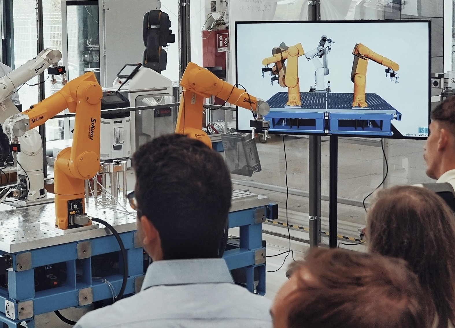 Betriebsbegleitende Echtzeit-3DSimulation einer Roboterzelle auf dem Research Campus Arena2036 (Bild: ISW Institut für Steuerungstechnik der Universität Stuttgart)